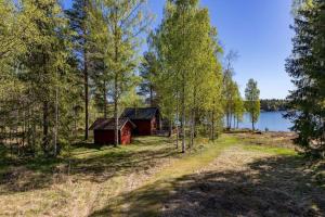 una cabaña en el bosque junto a un lago en Cozy cottage by the lake, Charlottenberg, en Åmotsfors