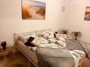 um quarto com uma cama com almofadas em Ferienwohnung-Weinstadt UG em Weinstadt