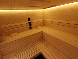フィーバーブルンにあるModern Holiday Home in Fieberbrunn with Saunaの大型木製サウナ(ベンチ2台付)
