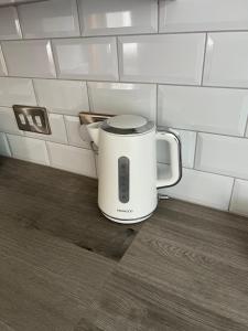 a toaster sitting in the corner of a wall at South Drive Bungalow in Middlesbrough