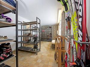 a room filled with lots of skis and snowboards at Ferienwohnung Parsenn Peaks Panorama in Davos