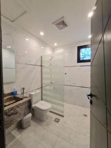 فيلا جبل لبنان الهدا في الهدا: حمام مع مرحاض ودش زجاجي