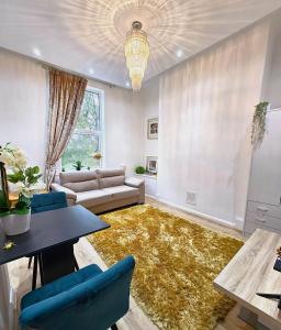 sala de estar con sofá y mesa en Littlewood Gardens Escapes, Ideal Retreats with Green Views- Ideal Summer Stays en Liverpool