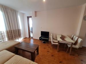 een woonkamer met een bank en een tafel bij MitProt ApartCompleks Panorama Bay 2 in Sveti Vlas