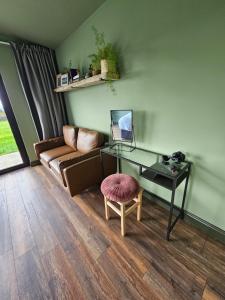 ein Wohnzimmer mit einem Sofa und einem Glastisch in der Unterkunft Wild Hideaways Luxury Lodges and Eco Spa in Bantry