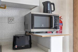 StoneTree - Modern Style of Studio in Resortz by Danube的厨房或小厨房