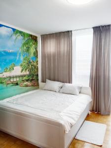 Un dormitorio con una cama grande con un cuadro en la pared. en 918A Warsaw Center Free Parking TAMARS, en Varsovia