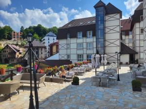 a building with a group of chairs and tables at Apartman KUTIJA Kopaonik in Kopaonik