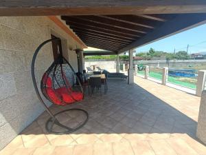 eine Terrasse mit einem Netz an der Seite eines Hauses in der Unterkunft Casa Vera in A Guarda