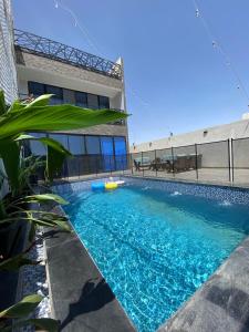 a swimming pool in front of a building at فيلا جبل لبنان الهدا in Al Hada