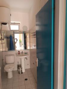 カメナブルナにあるMare e Monti1のバスルーム(トイレ、洗面台付)