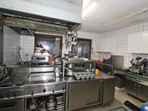 WinkleにあるSpacious Holiday Home in Tyrol near Ski Areaの大型ステンレス製のキッチン付きのキッチン