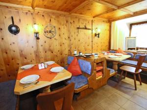 WinkleにあるSpacious Holiday Home in Tyrol near Ski Areaの木製の壁のダイニングルーム(テーブル、椅子付)