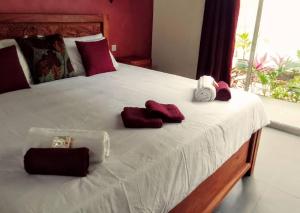 una camera da letto con un letto e asciugamani di Matumaini Guest House a Migogoni