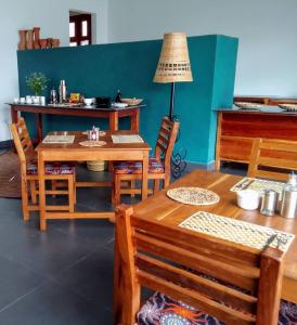 ein Esszimmer mit einem Tisch und Stühlen in der Unterkunft Matumaini Guest House in Migogoni