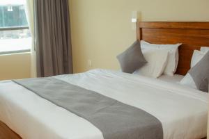 Rúm í herbergi á Hotel Gulmohar