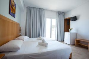 Postel nebo postele na pokoji v ubytování Kos Bay Hotel