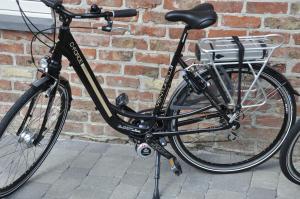 a bike parked in front of a brick wall at B&B Pierre-Marie in Bovekerke