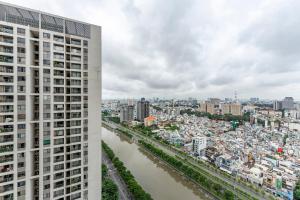 Blick auf eine Stadt mit einem Fluss und einem Gebäude in der Unterkunft Home By Ly in Ho-Chi-Minh-Stadt