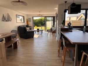 ランデダにあるMaison de vacances à 200 m de l'Aber Benoîtのリビングルーム(キッチン付)、リビングルーム(テーブル付) +11枚の写真