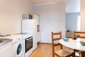 een keuken met een wasmachine en droger en een tafel bij grand studio ✰ 35m² ✰ centre ✰ 4pers/2lits ✰ cuisine ✰ wifi in Candé