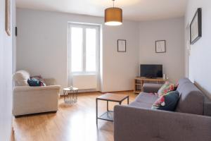 ein Wohnzimmer mit 2 Sofas und einem TV in der Unterkunft grand studio ✰ 35m² ✰ centre ✰ 4pers/2lits ✰ cuisine ✰ wifi in Candé