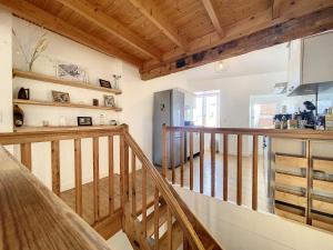 escalera de madera en una habitación con cocina en Maison atypique - centre historique - Puy en Velay, en Le Puy en Velay