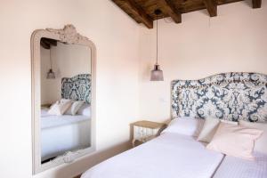 En eller flere senge i et værelse på Casa Rural Alcolea del Pinar + 73 billeder