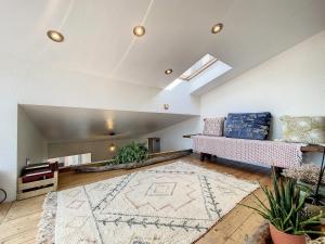 - un salon avec un canapé et un tapis dans l'établissement Maison atypique - centre historique - Puy en Velay, au Puy-en-Velay