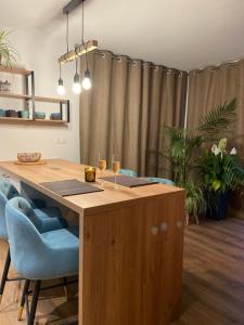 a kitchen with a wooden island with two glasses of wine at Pavillon d'Éole in Berck-sur-Mer