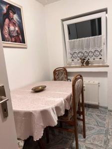 un comedor con una mesa con sillas y una ventana en Handwerker- & Monteur- & Gästezimmer, en Rosenfeld