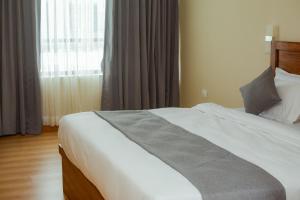 Rúm í herbergi á Hotel Gulmohar