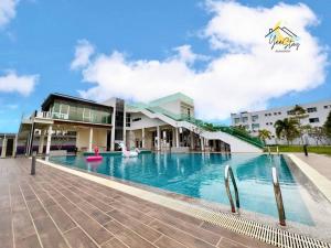 Kampong Balik BukitにあるBungalow Villa 20 pax Game Machine Pool Ktv Manjongの建物の前のプール