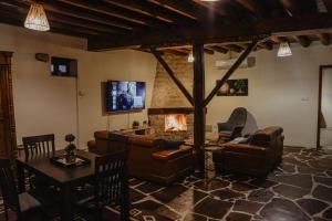 TV a/nebo společenská místnost v ubytování The Stonehouse Suites with Private Bath Spas + 27 fotografií