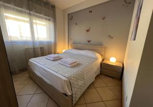 特爾尼的住宿－Appartamento Il Girasole a Terni, Umbria，一间卧室配有带毛巾的床
