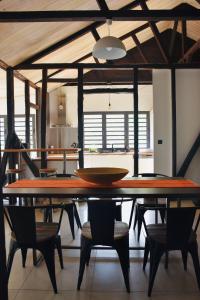 ein Esszimmer mit Holztischen und -stühlen in der Unterkunft Villa Paul Ermitage in La Saline-Les-Bains