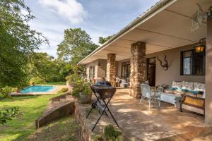Bazén v ubytování Tygerfontein Safari Villa nebo v jeho okolí