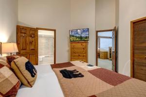 Schlafzimmer mit einem Bett, einer Kommode und einem Spiegel in der Unterkunft Northern Lights 21 in Whistler