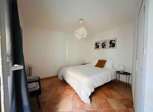 ein Schlafzimmer mit einem weißen Bett und Fliesenboden in der Unterkunft Le Sébastopol -Très Bel appartement en plein centre de Beziers-Wifi in Béziers