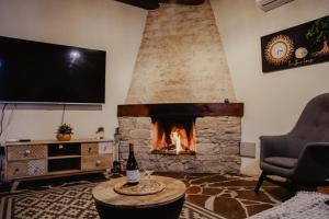 TV a/nebo společenská místnost v ubytování The Stonehouse Suites with Private Bath Spas