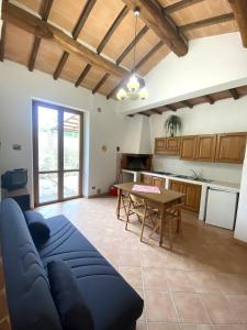 - un salon avec un canapé bleu et une table dans l'établissement Agriturismo San Bernardino Del Lago, à Rapolano Terme