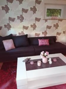 uma sala de estar com um sofá preto e uma mesa de centro em Gemütliches Appartment in Homberg Stadtmitte em Homberg