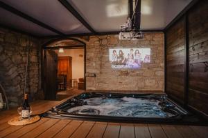 TV a/nebo společenská místnost v ubytování The Stonehouse Suites with Private Bath Spas