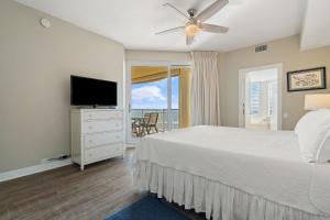 - une chambre avec un lit, une télévision et un balcon dans l'établissement Beach Colony Tower 5B, à Perdido Key