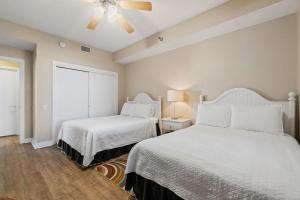 - une chambre avec 2 lits et un ventilateur de plafond dans l'établissement Beach Colony Tower 5B, à Perdido Key