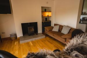 uma sala de estar com um sofá e uma lareira em No 2 Balbinny em Forfar