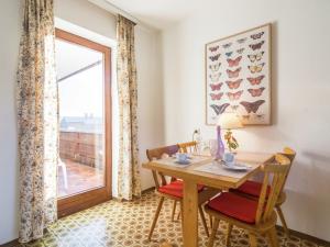 キルヒドルフ・イン・チロルにあるCharming Apartment in Kirchdorf in Tirol near City Centreのダイニングルーム(テーブル、椅子、窓付)