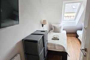 a small bedroom with a bed and a window at Friends&Family Veldenz M in Veldenz