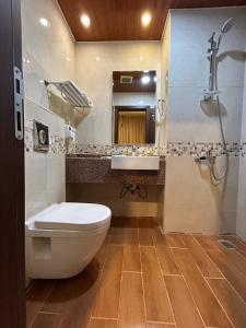a bathroom with a toilet and a sink and a shower at الاتحاد الذهبية للشقق المخدومة 3 in Al Hofuf