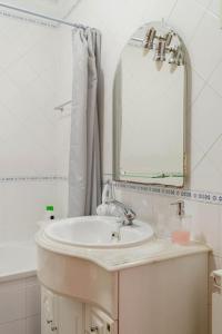科英布拉的住宿－Miguel Torga Gold Deluxe，白色的浴室设有水槽和镜子